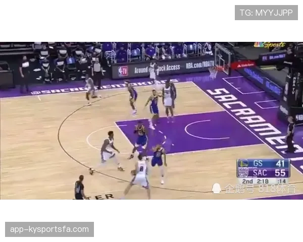 库里凌晨还吹范儿，豪宅里的篮球架都比我家客厅大！